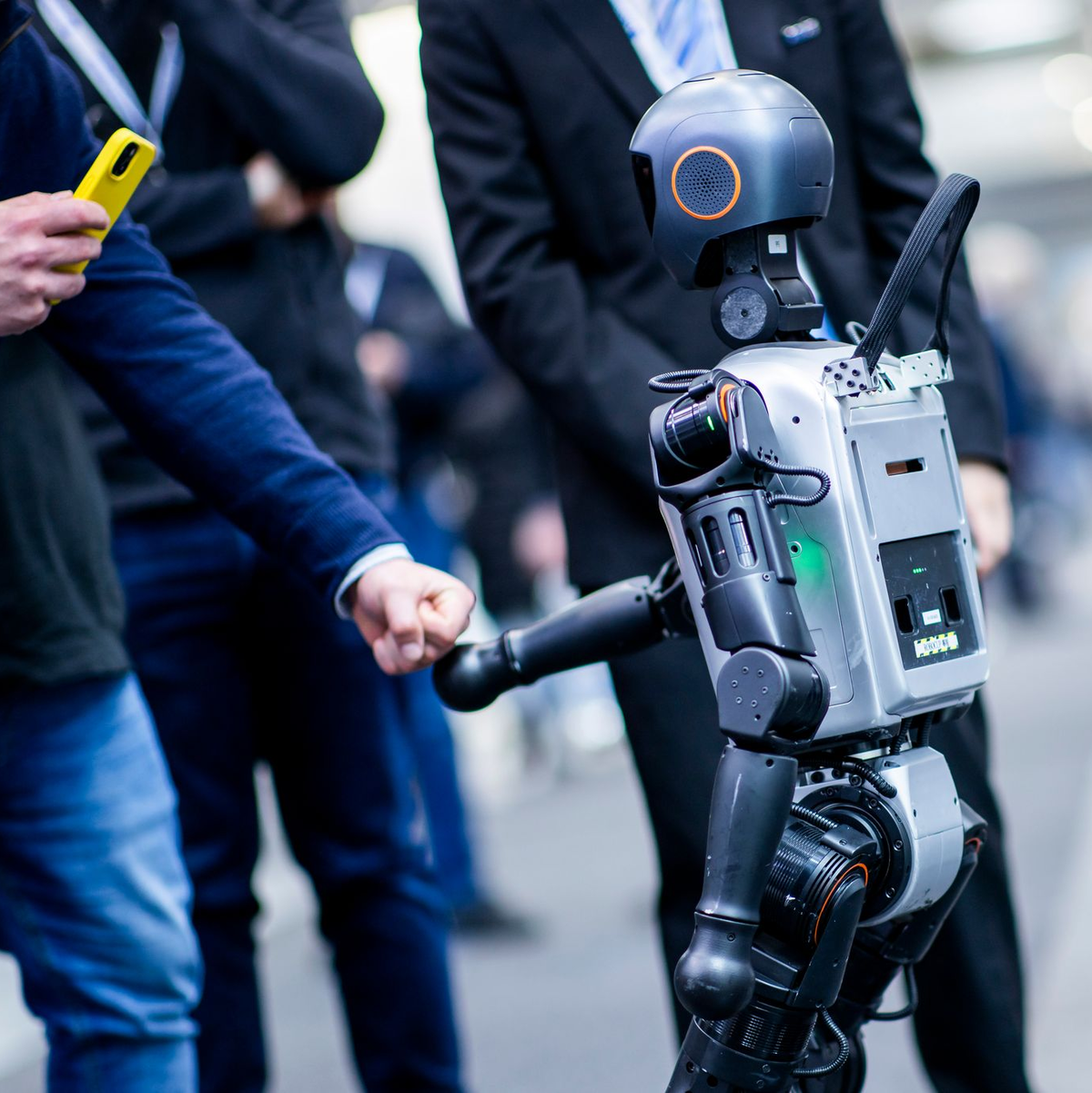 Knapp daneben ist auch vorbei: Das Eishockey-Duell zwischen Scholz und dem «Robo Goalie» endete ohne Treffer. - Foto: Michael Matthey/dpa