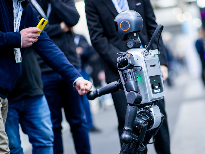 Knapp daneben ist auch vorbei: Das Eishockey-Duell zwischen Scholz und dem «Robo Goalie» endete ohne Treffer. - Foto: Michael Matthey/dpa