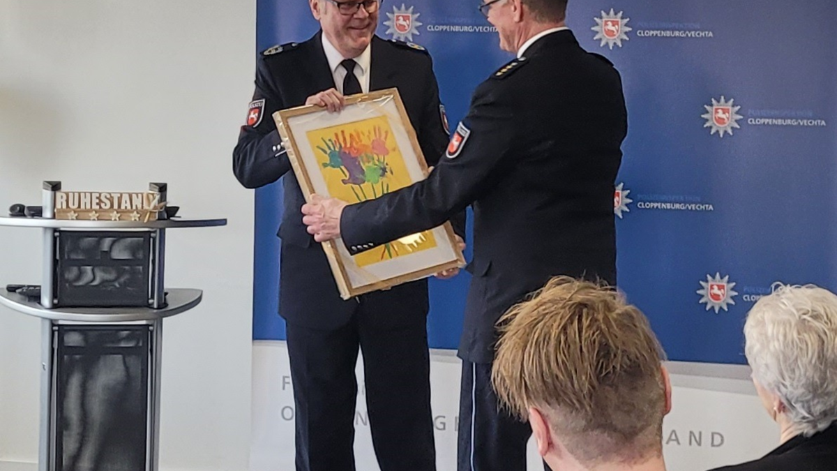 POL-OLD: +++ Leiter der Polizeiinspektion Cloppenburg/Vechta tritt in den Ruhestand +++ Polizeipräsident Andreas Sagehorn würdigt die herausragende Arbeit von Leitendem Kriminaldirektor Jörn Kreikebaum +++ - Foto: presseportal.de