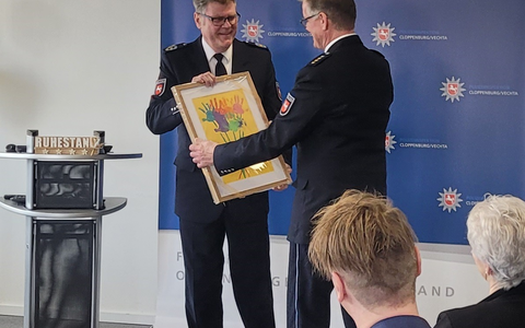 POL-OLD: +++ Leiter der Polizeiinspektion Cloppenburg/Vechta tritt in den Ruhestand +++ Polizeipräsident Andreas Sagehorn würdigt die herausragende Arbeit von Leitendem Kriminaldirektor Jörn Kreikebaum +++ - Foto: presseportal.de POL-OLD: +++ Leiter der Polizeiinspektion Cloppenburg/Vechta tritt in den Ruhestand +++ Polizeipräsident Andreas Sagehorn würdigt die herausragende Arbeit von Leitendem Kriminaldirektor Jörn Kreikebaum +++ - Foto: presseportal.de