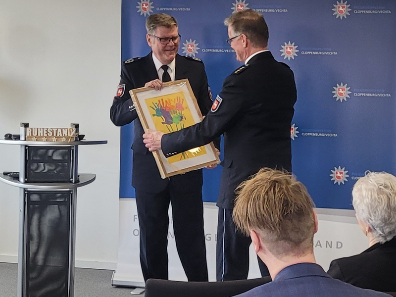 POL-OLD: +++ Leiter der Polizeiinspektion Cloppenburg/Vechta tritt in den Ruhestand +++ Polizeipräsident Andreas Sagehorn würdigt die herausragende Arbeit von Leitendem Kriminaldirektor Jörn Kreikebaum +++ - Foto: presseportal.de