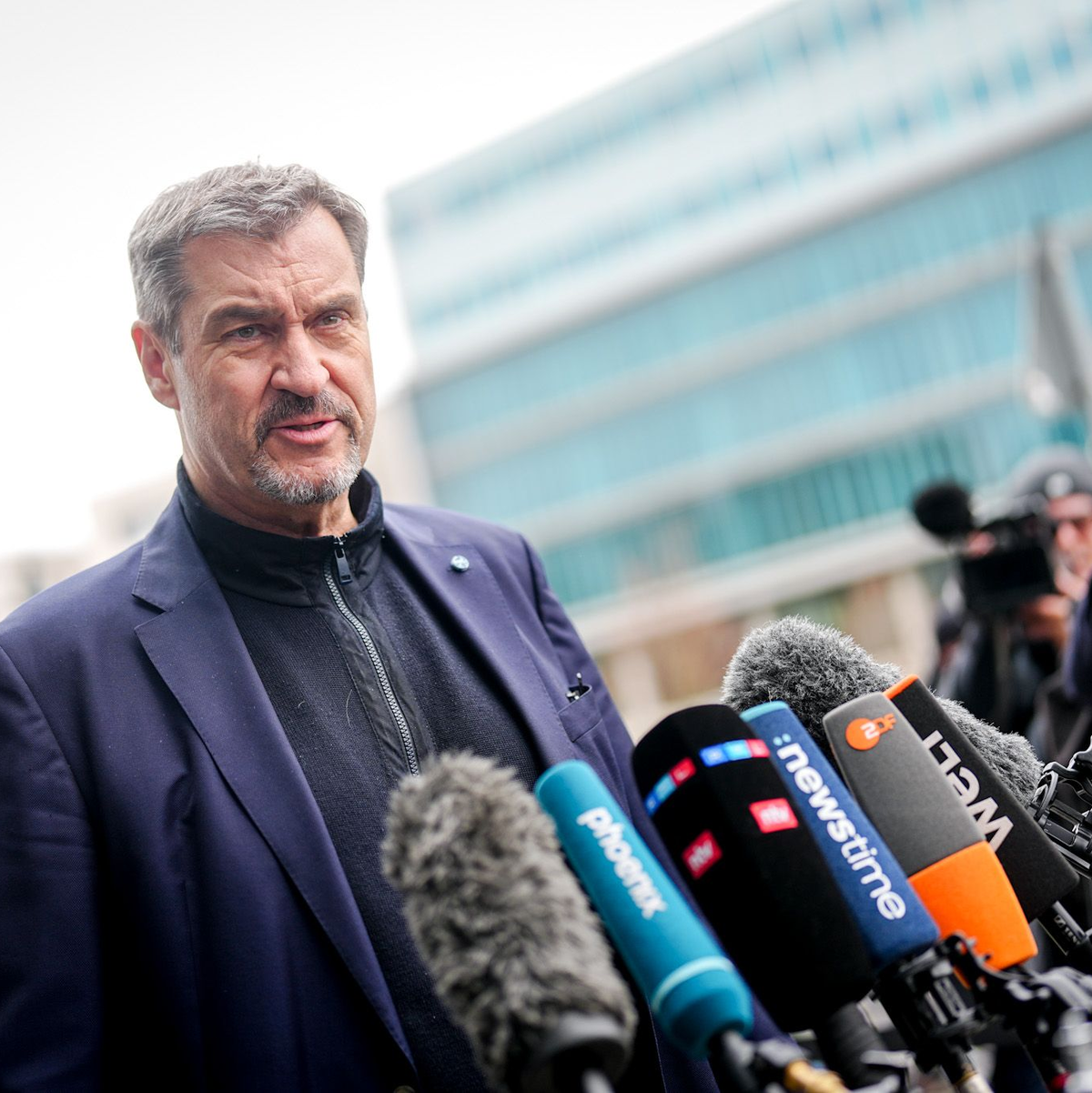 Zur 19-köpfigen Hauptverhandlungsgruppe gehören führende Vertreter von CDU, CSU und SPD um die Parteivorsitzenden. - Foto: Kay Nietfeld/dpa