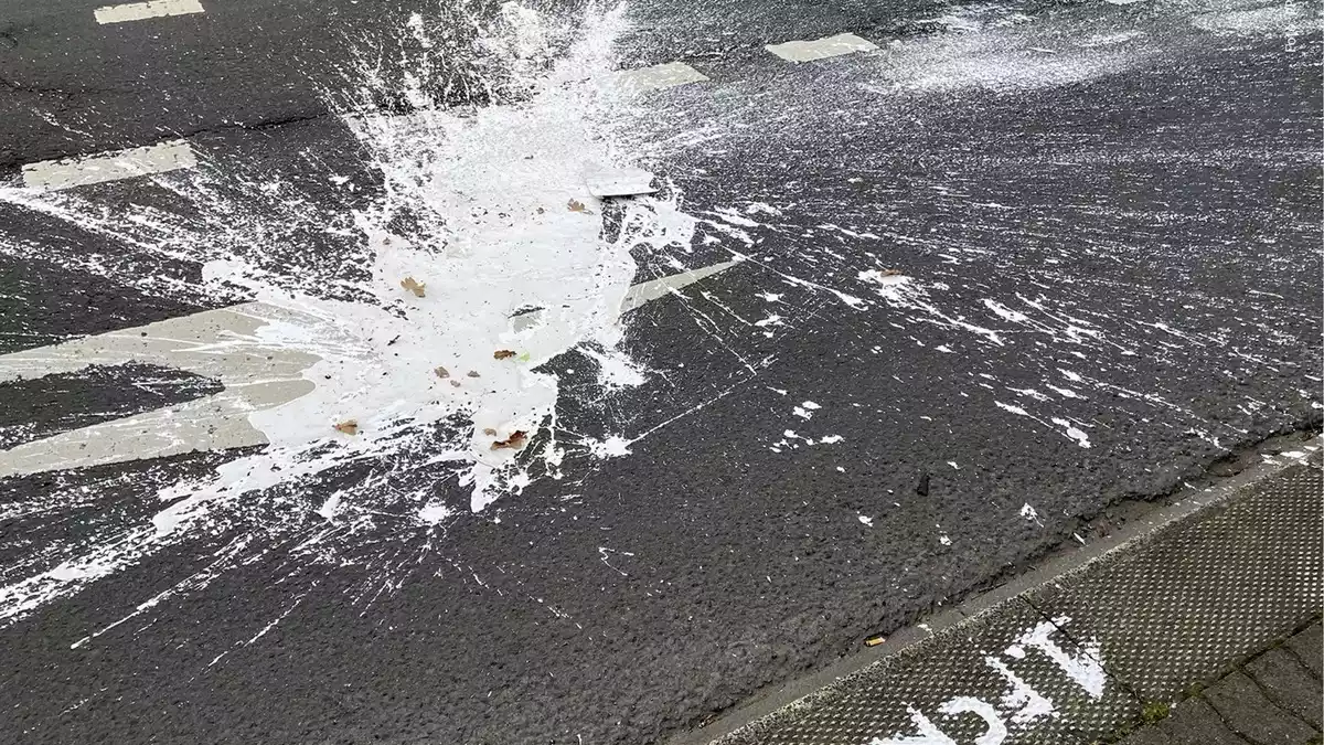 POL-PPWP: Farb-Eimer auf Fahrbahn geworfen - Bild: presseportal.de