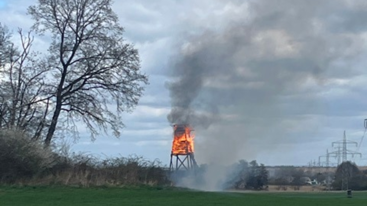 POL-OF: Vier brennende Hochsitze binnen weniger Tage: Polizei ermittelt wegen Brandstiftung und prüft Zusammenhang - Foto: presseportal.de