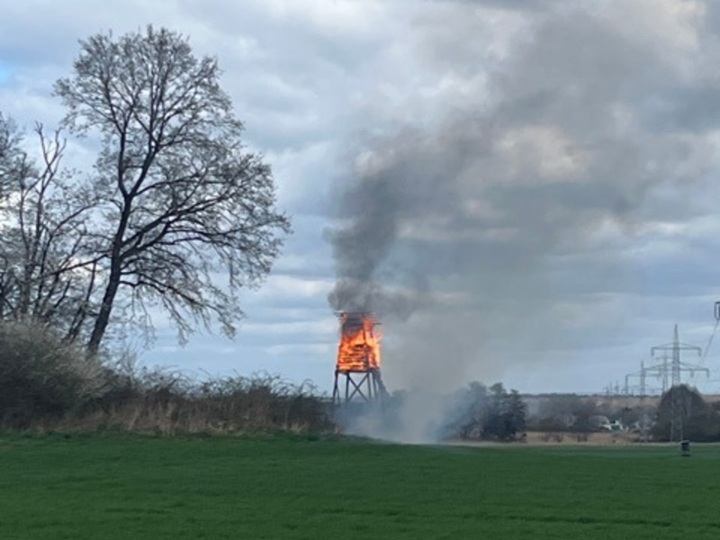 POL-OF: Vier brennende Hochsitze binnen weniger Tage: Polizei ermittelt wegen Brandstiftung und prüft Zusammenhang - Foto: presseportal.de