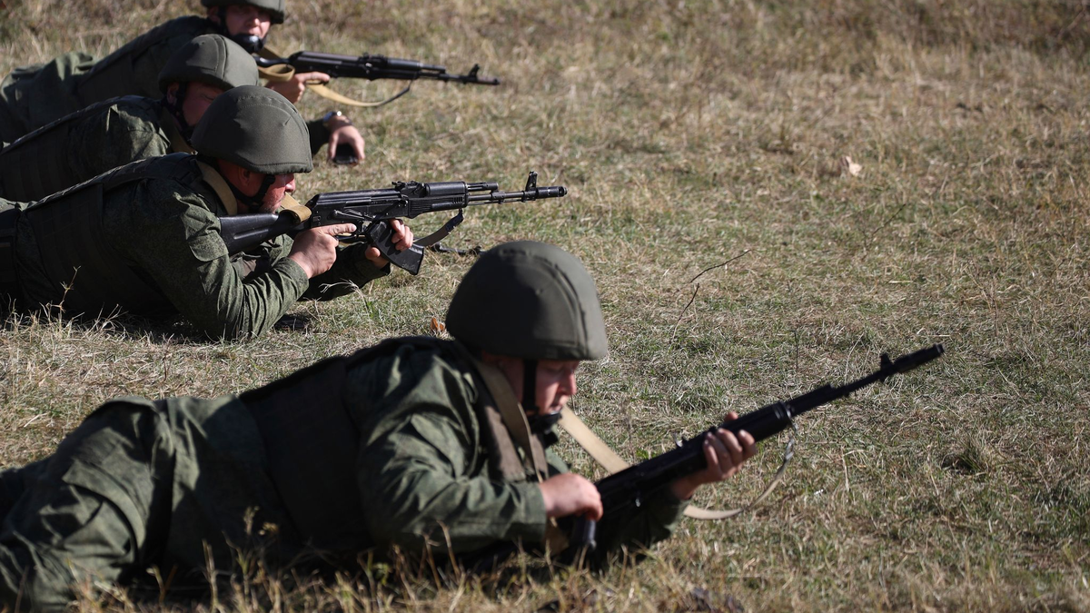Russische Rekruten auf einem Übungsplatz - in diesem Frühjahr werden so viele Männer einberufen wie seit Jahren nicht. (Archivbild) - Foto: AP/dpa