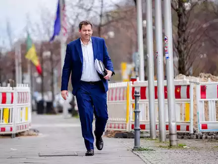 Zur 19-köpfigen Hauptverhandlungsgruppe gehören führende Vertreter von CDU, CSU und SPD um die Parteivorsitzenden. - Foto: Kay Nietfeld/dpa