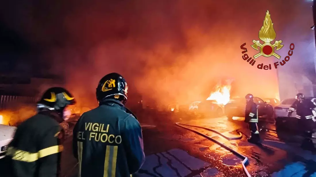 Italienische Feuerwehrleute löschen brennende Teslas (Handout) - Bild: -/Vigili Del Fuoco/dpa