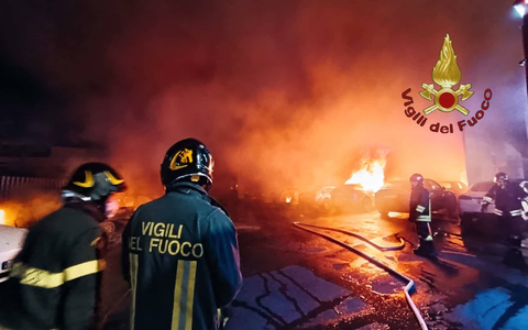 Italienische Feuerwehrleute löschen brennende Teslas (Handout) - Foto: -/Vigili Del Fuoco/dpa