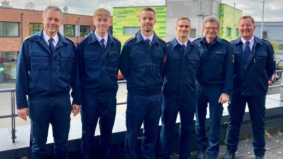 FW Ratingen: Ernennung von zwei Brandmeisteranwärtern und einem Brandoberinspektoranwärter - Bild: presseportal.de
