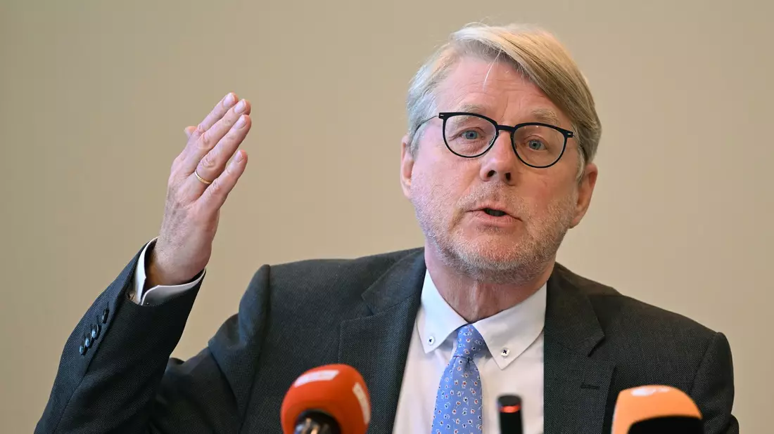 Ohne einen generellen Paradigmenwechsel ist eine nachhaltige Steuerung und Begrenzung aus Sicht von Hans-Eckhard Sommer nicht möglich. Diesen schlage er nicht als Präsident des Bundesamts für Migration und Flüchtlinge (Bamf) vor, sondern als Privatperson, sagt er. (Archivfoto)  - Bild: Soeren Stache/dpa