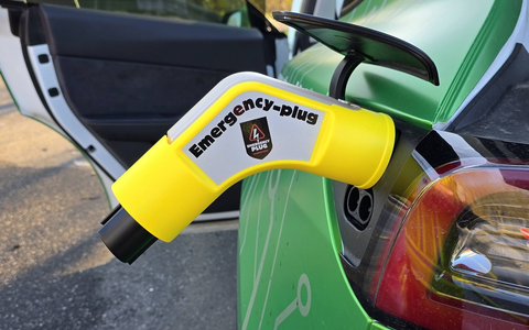 FW-RD: Verkehrsunfall auf der A 210 bei Bredenbek - PKW in Flammen - Foto: presseportal.de