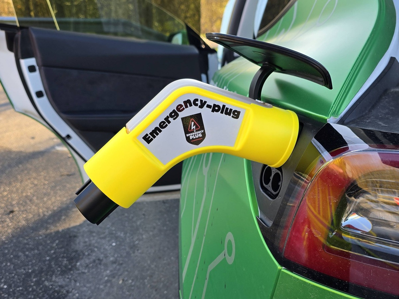 FW-RD: Verkehrsunfall auf der A 210 bei Bredenbek - PKW in Flammen - Foto: presseportal.de