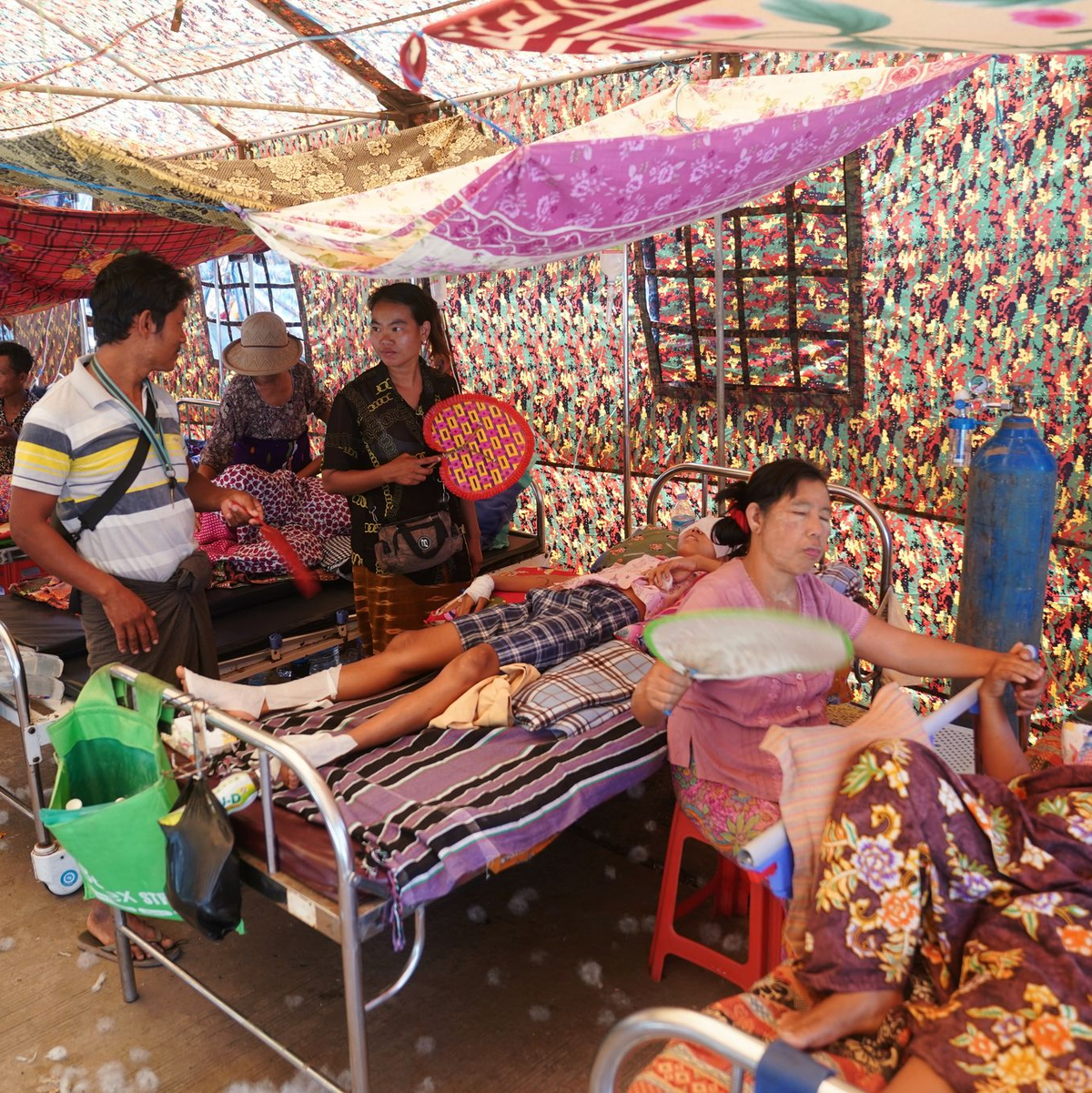 Menschen, die bei dem Erdbeben verletzt wurden, werden in einem Zelt in einem Krankenhaus medizinisch behandelt. - Foto: Wang Shen/XinHua/dpa