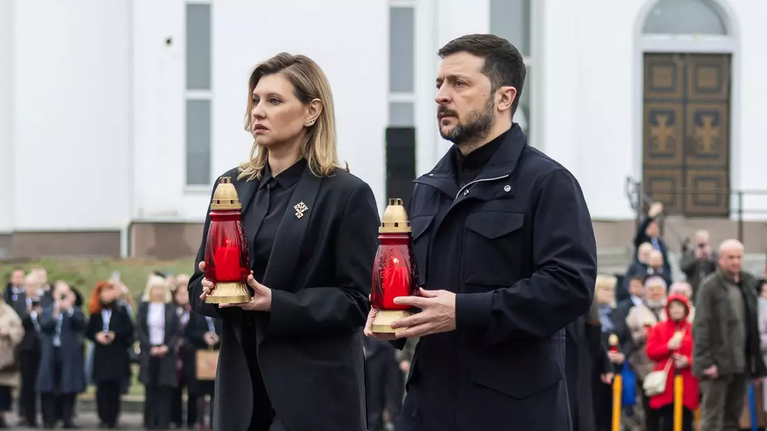Selenskyj und seine Frau gedenken der Opfer von Butscha.  - Bild: Volodymyr Petrov/Ukrainian Presidential Press Office via AP/dpa