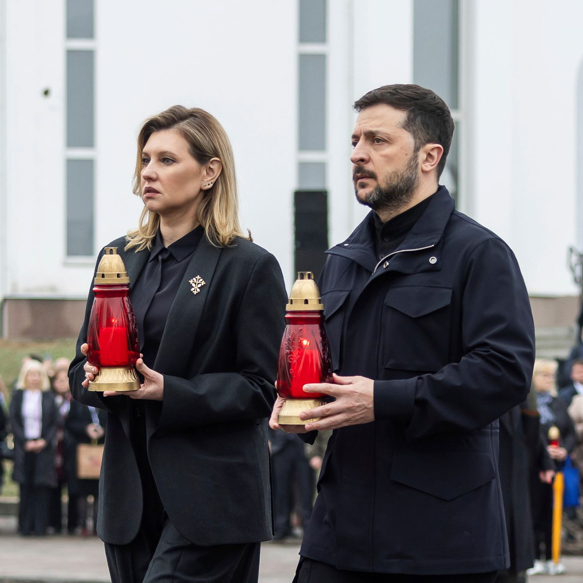 Selenskyj und seine Frau gedenken der Opfer von Butscha.  - Foto: Volodymyr Petrov/Ukrainian Presidential Press Office via AP/dpa