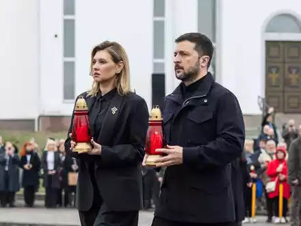 Selenskyj und seine Frau gedenken der Opfer von Butscha.  - Foto: Volodymyr Petrov/Ukrainian Presidential Press Office via AP/dpa