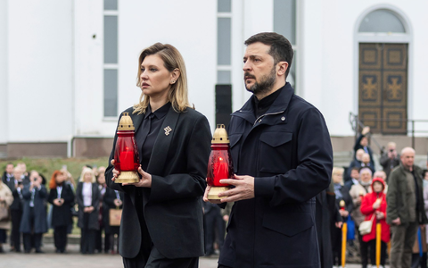 Selenskyj und seine Frau gedenken der Opfer von Butscha.  - Foto: Volodymyr Petrov/Ukrainian Presidential Press Office via AP/dpa