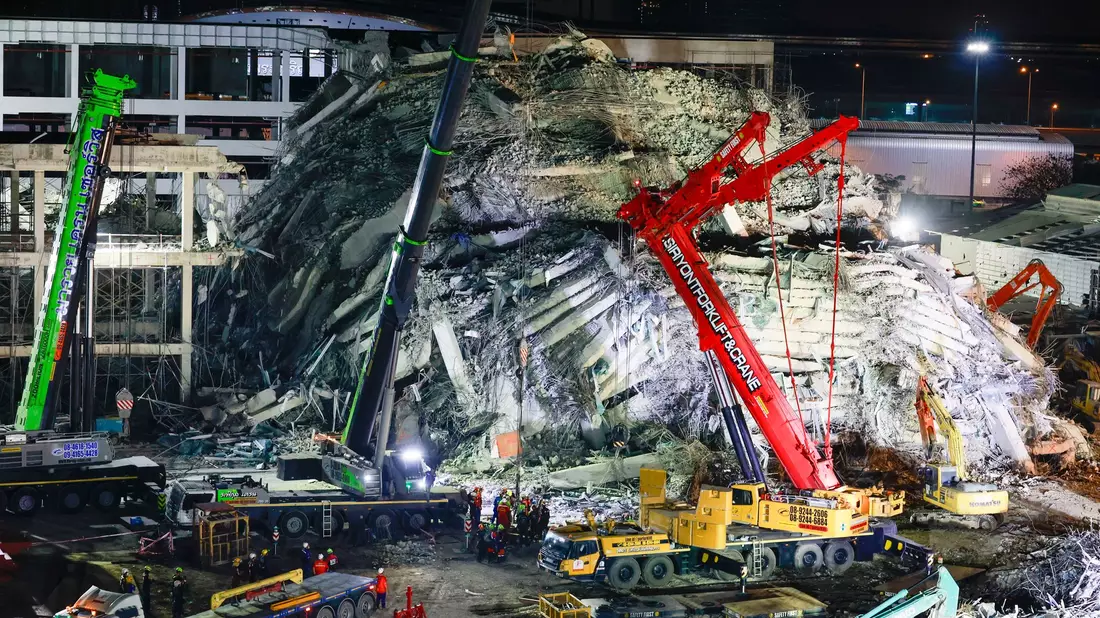 Der Rohbau des Hochhauses stürzte wie ein Kartenhaus in sich zusammen. - Bild: Wason Wanichakorn/AP/dpa