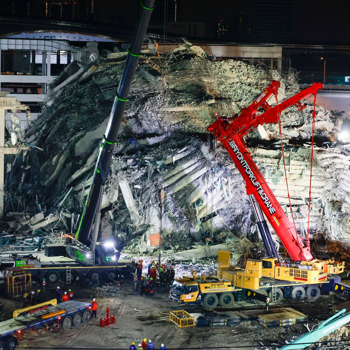 Auch in Bangkok dauern die Sucharbeiten an. - Foto: Wason Wanichakorn/AP/dpa