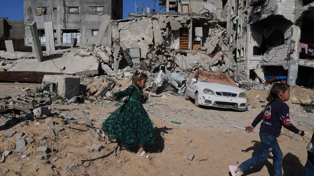 Der Evakuierungsaufruf der israelischen Armee erfolgte während des Eid al-Fitr, einem muslimischen Feiertag, der das Ende des Fastenmonats Ramadan markiert.  - Bild: Jehad Alshrafi/AP/dpa