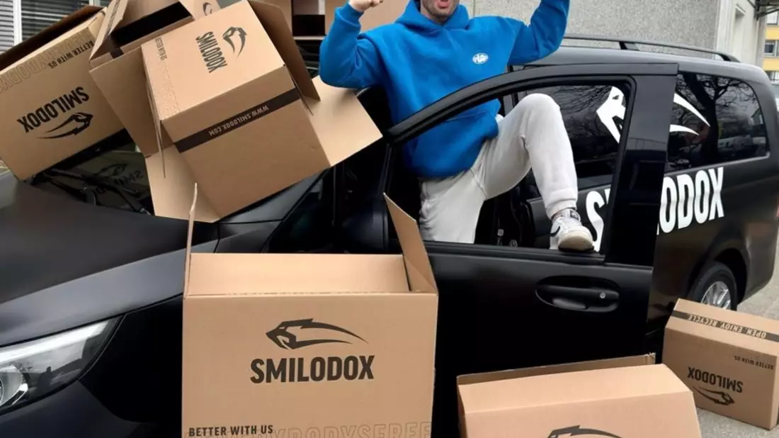 Smilodox optimiert Lagerlogistik: Modelabel von YouTube-Star Flying Uwe bietet 40-60 % Rabatt auf aktuelle Kollektionen - Bild: presseportal.de