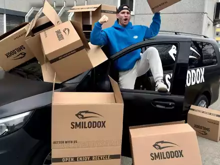 Smilodox optimiert Lagerlogistik: Modelabel von YouTube-Star Flying Uwe bietet 40-60 % Rabatt auf aktuelle Kollektionen - Foto: presseportal.de