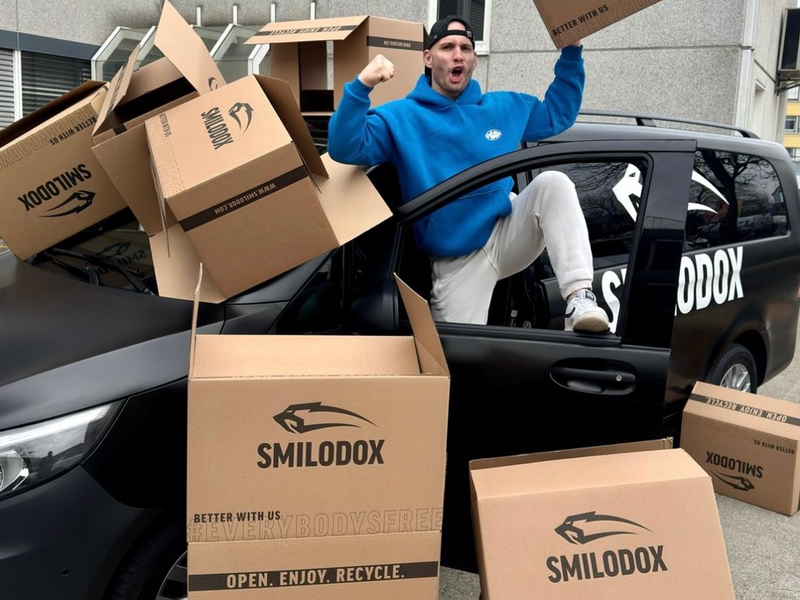 Smilodox optimiert Lagerlogistik: Modelabel von YouTube-Star Flying Uwe bietet 40-60 % Rabatt auf aktuelle Kollektionen - Foto: presseportal.de