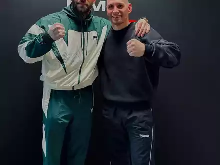 MMA Kampf: Hamburger Social Media Star Flying Uwe Schüder (u.a 7 vs Wild) tritt im Oktagon gegen Ediz der Breite Tasci an - Foto: presseportal.de