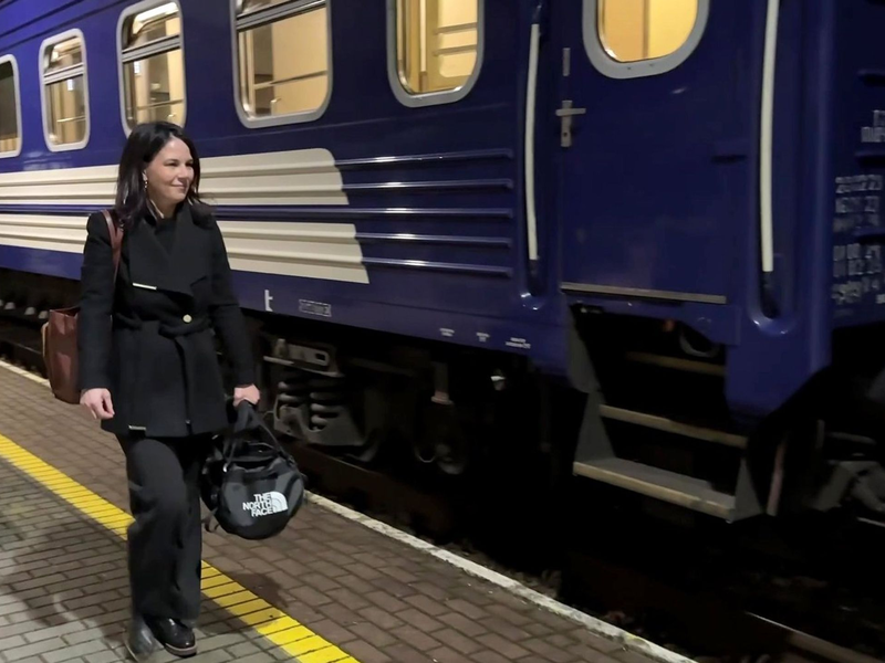 Zum neunten und absehbar letzten Mal ist Annalena Baerbock als Außenministerin in die kriegsgeplagte Ukraine gereist. - Foto: Jörg Blank/dpa