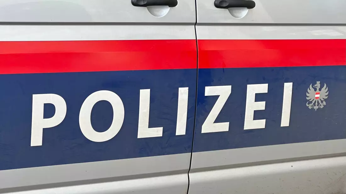 Beim Zusammenstoß eines Kleinbusses mit einem Lkw sterben vier Menschen  - Bild: Matthias Röder/dpa