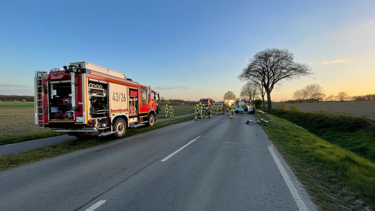 FW Uedem: Verkehrsunfall mit eingeschlossener Person - Foto: presseportal.de