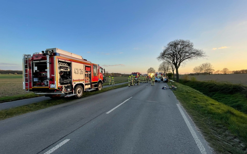 FW Uedem: Verkehrsunfall mit eingeschlossener Person - Foto: presseportal.de
