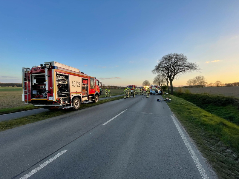 FW Uedem: Verkehrsunfall mit eingeschlossener Person - Foto: presseportal.de