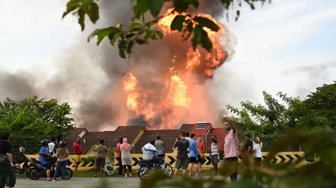 Flammen stiegen meterhoch in die Luft. - Bild: Amir Afiq/AP/dpa