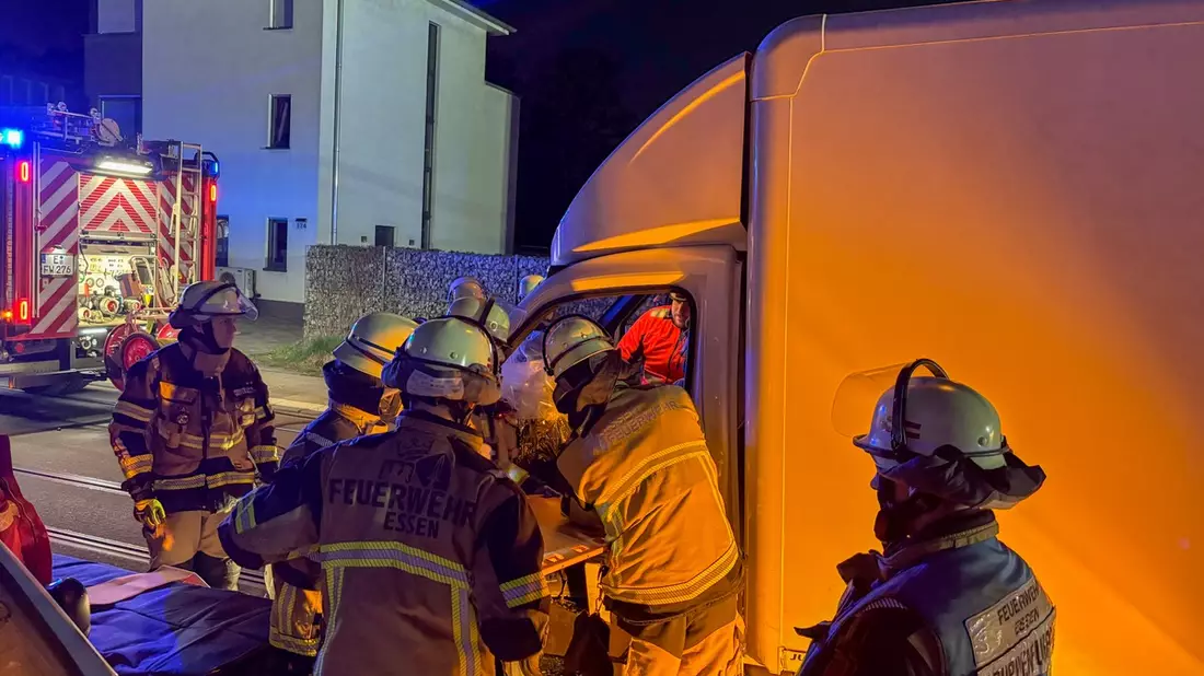 FW-E: Kleintransporter stößt mit parkendem Pkw zusammen - eine Person eingeschlossen - Bild: presseportal.de