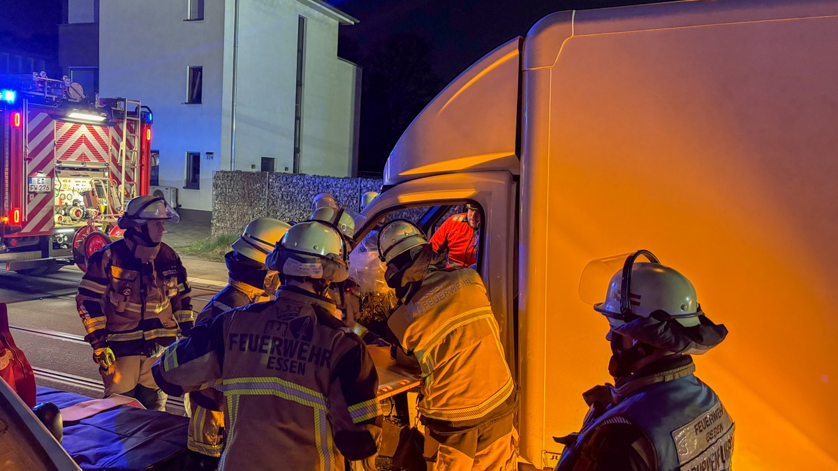FW-E: Kleintransporter stößt mit parkendem Pkw zusammen - eine Person eingeschlossen - Foto: presseportal.de