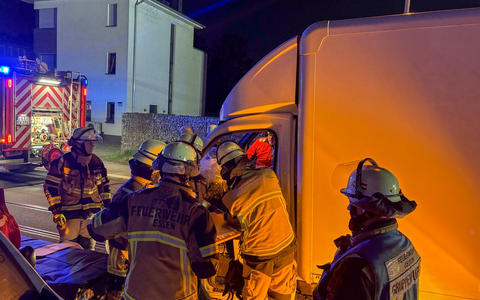 FW-E: Kleintransporter stößt mit parkendem Pkw zusammen - eine Person eingeschlossen - Foto: presseportal.de