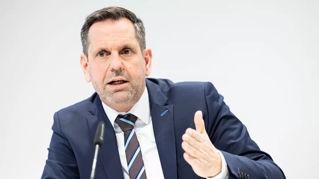 Olaf Lies musste viele Jahre darauf warten, aus dem Schatten von Stephan Weil treten zu können. (Archivbild) - Bild: Michael Matthey/dpa