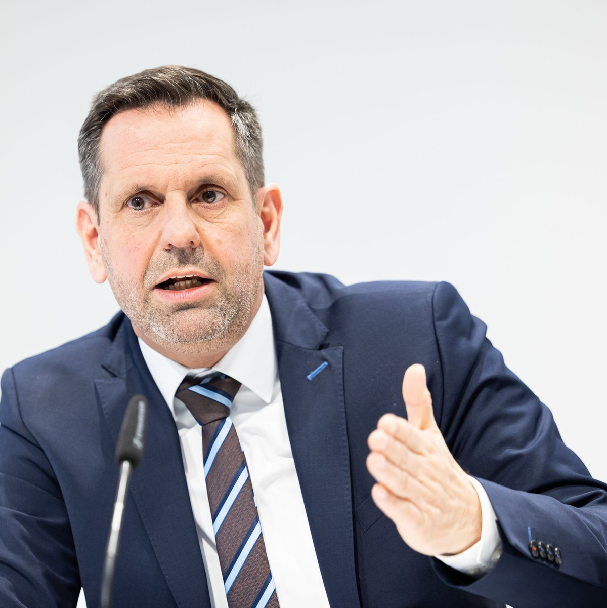 Olaf Lies musste viele Jahre darauf warten, aus dem Schatten von Stephan Weil treten zu können. (Archivbild) - Foto: Michael Matthey/dpa