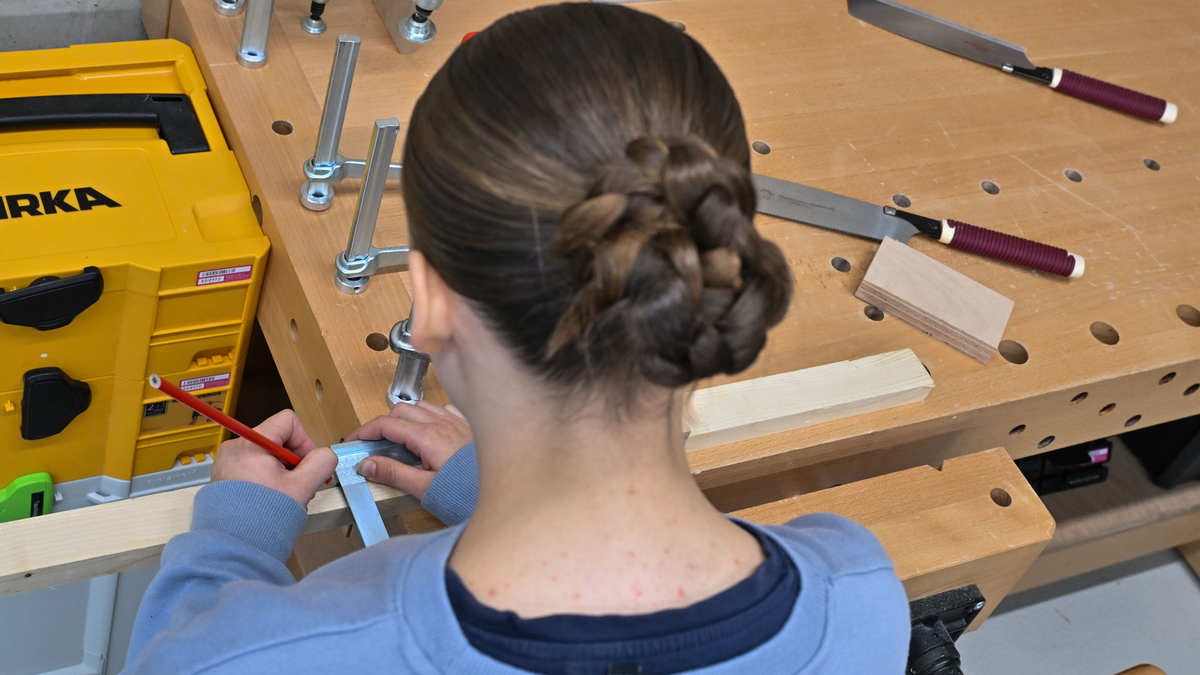 Junge Frauen streben öfter in den Beruf der Tischlerin. (Symbolbild) - Foto: Patrick Pleul/dpa