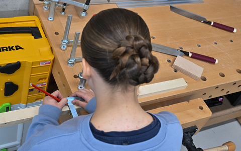 Junge Frauen streben öfter in den Beruf der Tischlerin. (Symbolbild) - Foto: Patrick Pleul/dpa