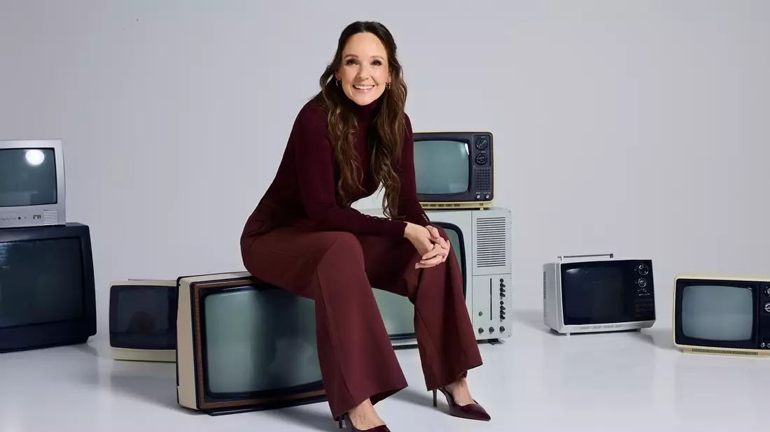 Nostalgie meets Comedy in Let's play ARD! mit Carolin Kebekus und Esther Sedlaczek - ab 5. April in der ARD Mediathek und ab 23:55 Uhr im Ersten - Bild: presseportal.de
