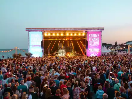 Sonne, Strand & Sterne 2025: Familien-Musikfestival am Strand von Grömitz mit Sarah Engels, Philipp Dittberner, Kamrad, Wincent Weiss, Vanessa Mai & mehr! - Foto: presseportal.de