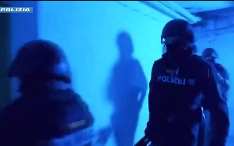 In Italien und Deutschland gab es mehrere Festnahmen. - Foto: Polizia di Stato/dpa