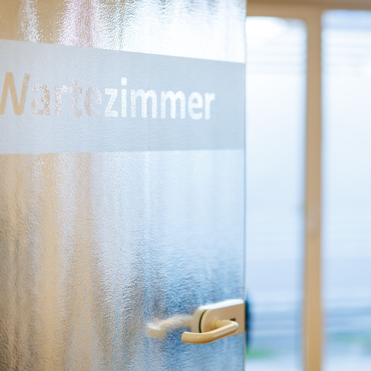 Wartezimmer werden laut Ärzteschaft immer wieder Schauplatz von Übergriffen. (Illustration) - Foto: Daniel Karmann/dpa