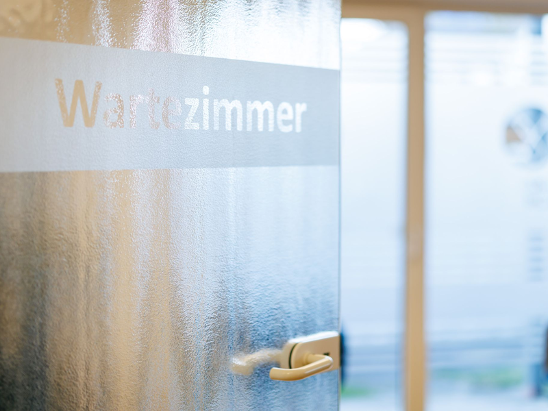 Ärzte fordern eine Strafgebühr für Patienten, die gebuchte Termine beim Arzt nicht wahrnehmen. (Archivbild) - Foto: Daniel Karmann/dpa