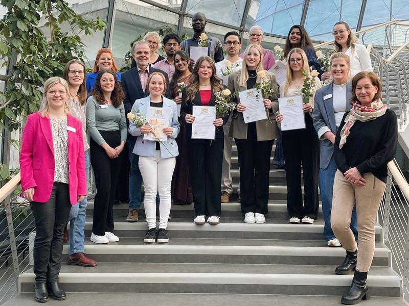 Zukunft international gestalten - Ausbildungsabschluss in der Pflege am RHÖN-KLINIKUM Campus Bad Neustadt - Foto: presseportal.de