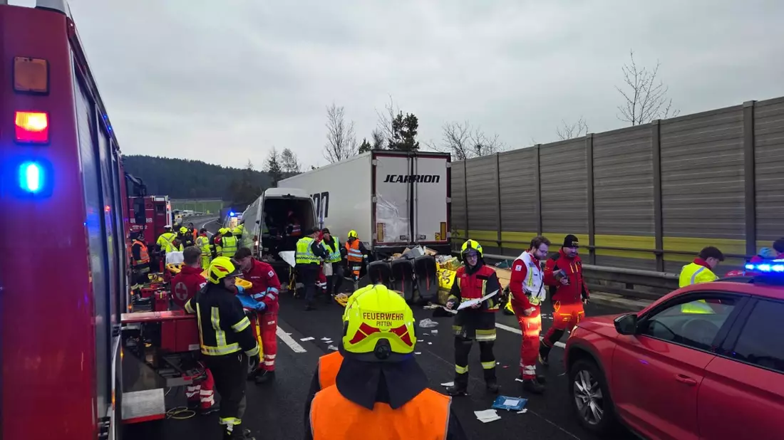 Der Kleinbus, in dem vier Menschen starben, war mit sieben Frauen und einem Mann besetzt. Alle stammen aus der Ukraine. - Bild: Unbekannt/FF-PITTEN via APA/dpa