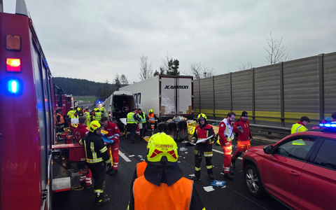 Der Kleinbus, in dem vier Menschen starben, war mit sieben Frauen und einem Mann besetzt. Alle stammen aus der Ukraine. - Foto: Unbekannt/FF-PITTEN via APA/dpa